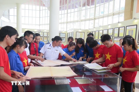 Người dân tham quan Triển lãm bản đồ và trưng bày tư liệu Hoàng Sa, Trường Sa của Việt Nam tại Hòa Bình. (Ảnh: Nhan Sinh/TTXVN)