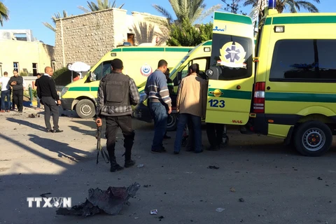 Lực lượng an ninh Ai Cập điều tra tại hiện trường vụ đánh bom bên ngoài khách sạn Inn - Thụy Sỹ ở thành phố al-Arish, bán đảo Sinai ngày 24/11. (Nguồn: AFP/TTXVN)