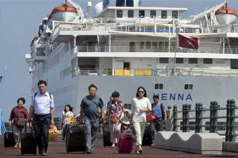 Hành khách xuống tàu ở đảo Cheju, Hàn Quốc. (Nguồn: Reuters)