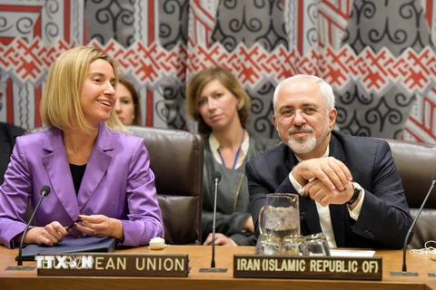 Ủy viên EU phụ trách chính sách đối ngoại Federica Mogherini (trái) và Ngoại trưởng Iran Mohammad Javad Zarif. (Nguồn: THX/TTXVN)