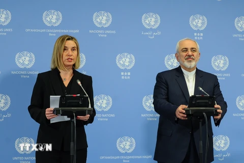 Cao ủy EU phụ trách chính sách an ninh và đối ngoại Federica Mogherini (trái) và Ngoại trưởng Iran Javad Zarif tại lễ công bố thỏa thuận JCPOA chính thức được thực thi. (Nguồn: THX/TTXVN)