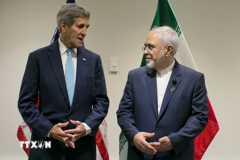 Ngoại trưởng Mỹ John Kerry (trái) và Ngoại trưởng Iran Javad Zarif trong cuộc gặp tại New York, Mỹ ngày 26/9/2015. (Nguồn: AFP/TTXVN)