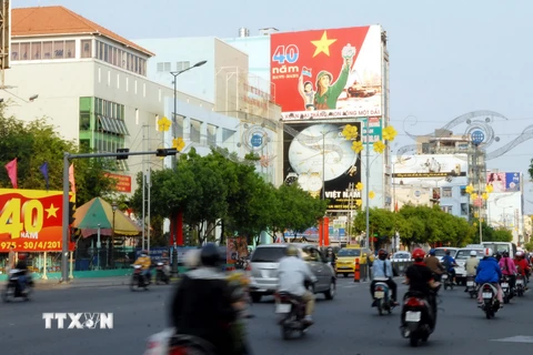 Đường phố Thành phố Hồ Chí Minh trang hoang kỷ niệm 40 năm Ngày thống nhất đất nước. (Ảnh: Mạnh Linh/TTXVN0