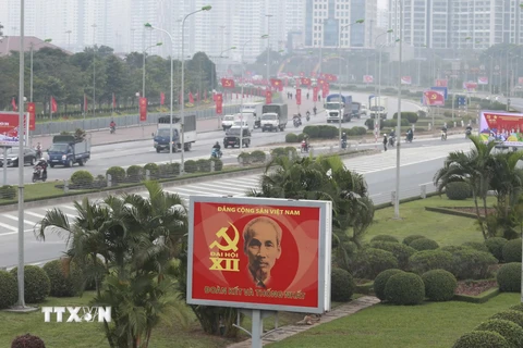 Đường phố Hà Nội rực rỡ cờ hoa, biểu ngữ, pano chào mừng Đại hội đại biểu toàn quốc lần thứ XII của Đảng Cộng sản Việt Nam. (Ảnh: Đắc Giang/TTXVN)
