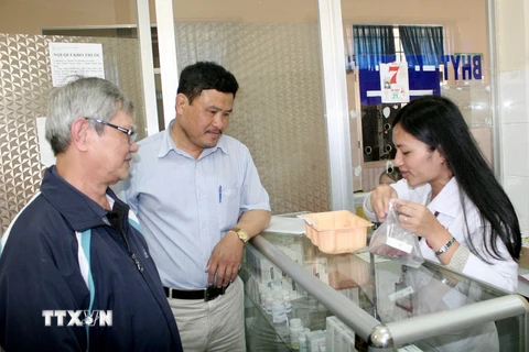 Cấp phát thuốc BHYT tại Bệnh viện Đa khoa Lâm Đồng. (Ảnh: Đặng Tuấn/TTXVN)