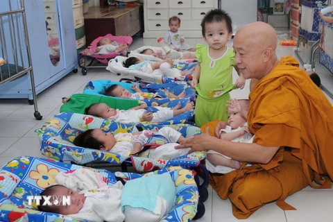 Cơ sở từ thiện xã hội Phật giáo chùa Kỳ Quang 2, TP.Hồ Chí Minh, nuôi dưỡng nhiều trẻ mồ côi, trong đó có nhiều trẻ nhiễm HIV/AIDS. (Ảnh: An Hiếu/TTXVN)