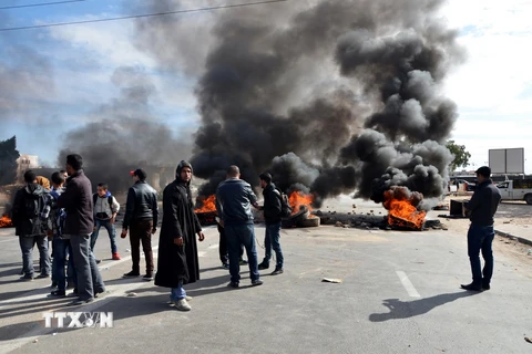 Người biểu tình đốt lốp xe phong tỏa một tuyến đường ở Medenine ngày 21/1. (Nguồn: AFP/TTXVN)