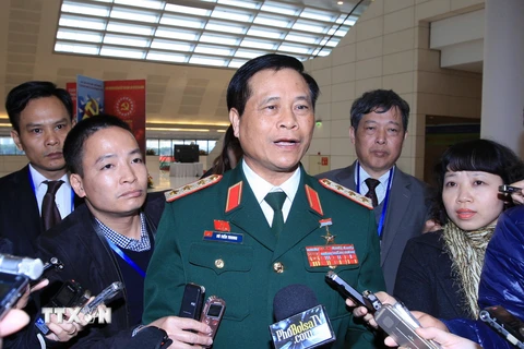 Thượng tướng Võ Tiến Trung, Ủy viên Trung ương Đảng, Giám đốc Học viện Quốc phòng trả lời phỏng vấn báo chí. (Ảnh: TTXVN)