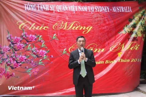 Tổng Lãnh sự Việt Nam tại Sydney Hoàng Minh Sơn phát biểu tại buổi gặp mặt mừng Xuân Bính Thân. (Ảnh: Khánh Linh/Vietnam+)