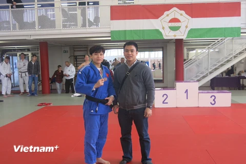 Võ sỹ Nguyễn Thị Thanh Thủy (trái) và huấn luyện viên Nguyễn Duy Khanh. (Ảnh: Nguyễn Hoàng Linh/Vietnam+)