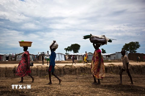Người dân Nam Sudan tại một trại của Liên hợp quốc, nơi tạm trú của khoảng 118.000 người bị mất nhà do cuộc nội chiến, ngày 17/9. (Nguồn: AFP/TTXVN)