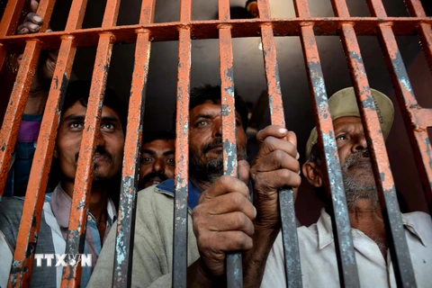Các ngư dân Ấn Độ bị bắt giữ tại đồn cảnh sát Karachi ngày 6/3/2015. (Nguồn: AFP/TTXVN)