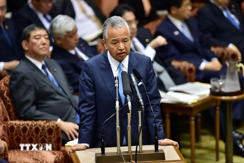 Bộ trưởng phụ trách chính sách tài khóa và kinh tế Nhật Bản Akira Amari (giữa) giải trình tại phiên họp Thượng viện ở Tokyo ngày 21/1. (Nguồn: AFP/TTXVN)