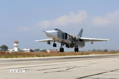 Máy bay Sukhoi SU-24 của Nga tại căn cứ không quân Hmeimim ở tỉnh Latakia, Syria ngày 3/10. (Nguồn: AFP/TTXVN)