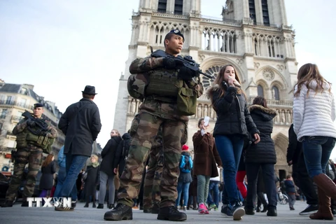 Cảnh sát Pháp tuần tra bên ngoài Nhà thờ Notre Dame de Paris ở thủ đô Paris. (Nguồn: AFP/TTXVN)