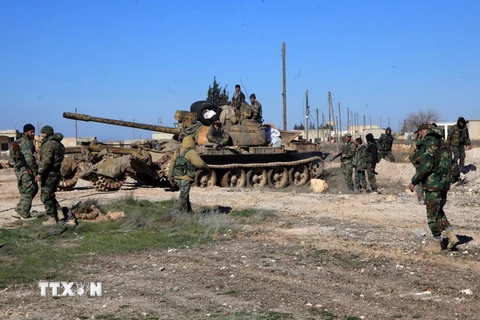 Lực lượng ủng hộ chính phủ Syria tại một chốt kiểm soát ở thành phố Ain al-Hanash , miền đông Syria ngày 26/1, sau khi giành lại thành phố này từ phiến quân IS. (Nguồn: AFP/TTXVN)