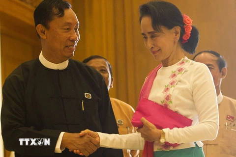 Chủ tịch NLD Aung San Suu Kyi (phải) và Chủ tịch Quốc hội Myanmar Shwe Mann (trái) trong cuộc gặp tại Quốc hội ở Naypyidaw ngày 19/11. (Nguồn: AFP/TTXVN)