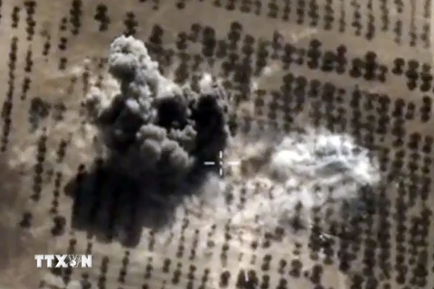 Không quân Nga không kích một cơ sở của IS ở tỉnh Idlib, Syria. AFP/TTXVN