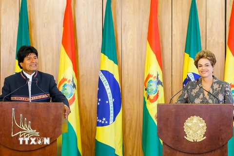 Tổng thống Dilma Rousseff (phải) và người đồng cấp Evo Morales (trái) tại cuộc họp báo chung ở Brasilia. (Nguồn: THX/TTXVN)