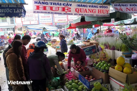 Các mặt hàng trái cây đắt khách. (Ảnh: Quốc Việt/Vietnam+)