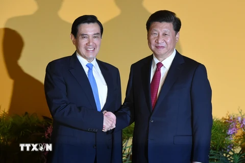 Chủ tịch Trung Quốc Tập Cận Bình (phải) và cựu lãnh đạo chính quyền Đài Loan Mã Anh Cửu trong cuộc gặp tại Singapore ngày 7/11/2015. (Nguồn: AFP/TTXVN)