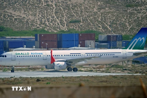 Máy bay Airbus A321 sau khi hạ cánh khẩn cấp xuống sân bay Mogadishu ngày 3/2. (Nguồn: AFP/TTXVN)