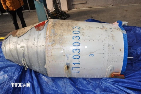 Một bộ phận hình thoi được tìm thấy trên biển ngoài khơi đảo Jeju của Hàn Quốc sau vụ phóng tên lửa của Triều Tiên. (Nguồn: AFP/TTXVN)