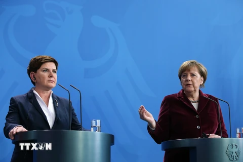 Thủ tướng Đức Angela Merkel (trái) và người đồng cấp Ba Lan Beata Szydlo trong cuộc họp báo sau cuộc gặp tại Phủ Thủ tướng. (Nguồn: AFP/TTXVN)