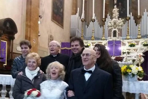 Cô dâu Raffaella Fasano hạnh phúc bên chú rể Gianni Colombo trong hôn lễ. (Nguồn: ANSA)