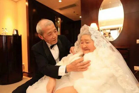 Cô dâu chú rể hạnh phúc trong trang phục cưới. (Nguồn: CCTVNews)