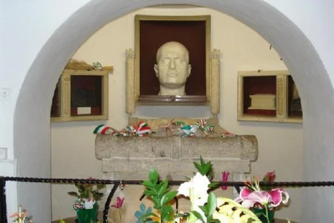 Mộ của nhà độc tài phát xít Benito Mussolini ở Predappio, Đông Bắc Italy. (Nguồn: Tiscali)