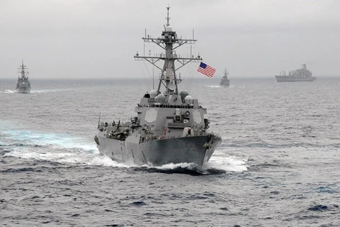 Tàu khu trục tên lửa Mỹ USS Lassen thực hiện tuần tra trên biển. (Ảnh: atimes)