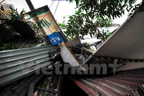 Cận cảnh vụ rơi bêtông từ tòa nhà BIDV ở phố Thợ Nhuộm. (Ảnh: Võ Phương/Vietnam+)