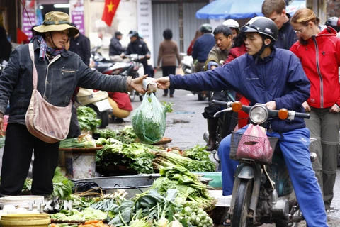 Người dân mua thực phẩm tại chợ Bắc Qua, Hà Nội. (Ảnh: Đình Huệ/TTXVN)