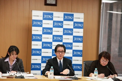 Chủ tịch JETRO Hiroyuki Ishige tại buổi họp báo. (Ảnh: Quang Tuyến/Vietnam+)