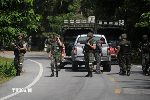 Lực lượng rà phá bom Thái Lan điều tra tại hiện trường vụ tấn công tại tỉnh Narathiwat, ngày 17/2. (Nguồn: AFP/TTXVN)