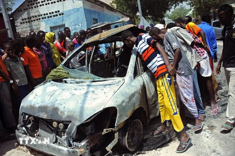Hiện trường vụ đánh bom xe ở Mogadishu. (Nguồn: AFP/TTXVN)