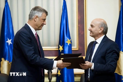 Ông Hashim Thaci (trái) khi là Thủ tướng Kosovo và Chủ tịch LDK Isa Mustafa. (Nguồn: AFP/TTXVN)