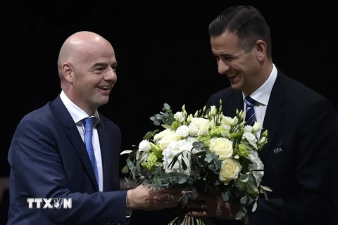 Tân Chủ tịch FIFA Gianni Infantino (trái) nhận lời chúc mừng từ Tổng thư ký FIFA Markus Kattner sau khi đắc cử tại Zurich ngày 26/2. (Nguồn: AFP/TTXVN)