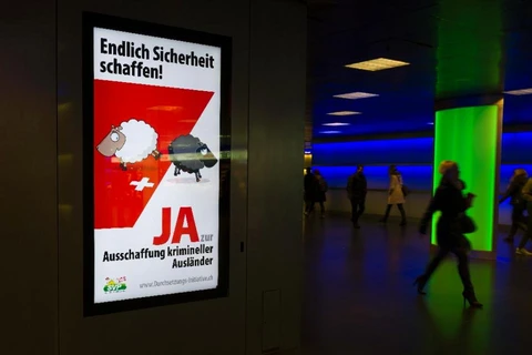 Poster về sáng kiến của SVP kêu gọi trục xuất người nước ngoài phạm tội treo ở Zurich. (Nguồn: AFP)