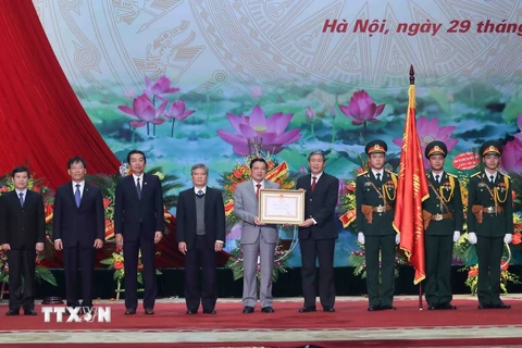 Ủy viên Bộ Chính trị, Thường trực Ban Bí thư Đinh Thế Huynh trao tặng Huân chương Lao động hạng Nhất cho Ban Nội chính Trung ương. (Ảnh: An Đăng/TTXVN)