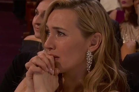 Kate Winslet đầy xúc động trước khoảnh khắc Leonardo DiCaprio được xương tên cho giải Nam diễn viên Xuất sắc nhất. (Nguồn: mashable.com)