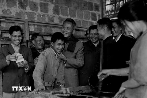 Thủ tướng Phạm Văn Đồng thăm xưởng sản xuất vật liệu xây dựng của sinh viên trường Đại học Bách Khoa Hà Nội năm 1969. (Ảnh: TTXVN)