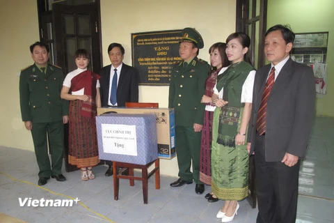 Lực lượng biên phòng và chính quyền địa phương tặng nhà văn hóa và 2 phòng học cho dân bản Bó, Lào. (Ảnh: Trịnh Duy Hưng/Vietnam+)