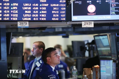 Các nhà đầu tư tại sàn giao dịch chứng khoán New York. (Nguồn: AFP/TTXVN)