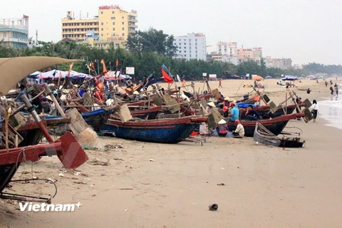 Một bến neo đậu tàu thuyền trong bãi biển Sầm Sơn trong diện phải di dời. (Ảnh: Trịnh Duy Hưng/Vietnam+) 