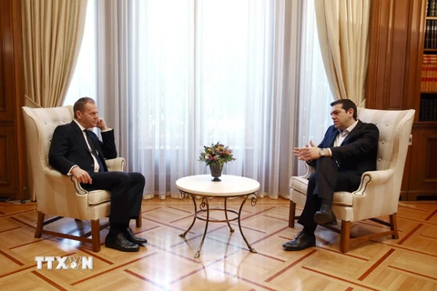 Thủ tướng Hy Lạp Alexis Tsipas (phải) và Chủ tịch Hội đồng châu Âu Donald Tusk (trái) trong cuộc gặp tại Athens. (Nguồn: AFP/TTXVN)