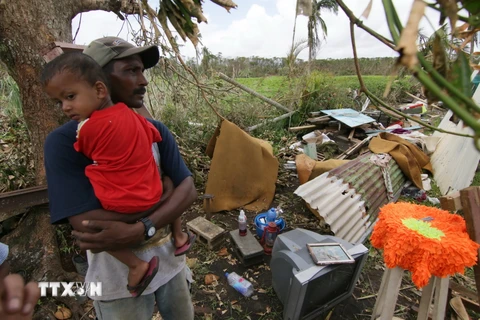 Cảnh đổ nát sau cơn bão Winston tại Madhuvani, Fiji ngày 26/2. (Nguồn: AFP/TTXVN)