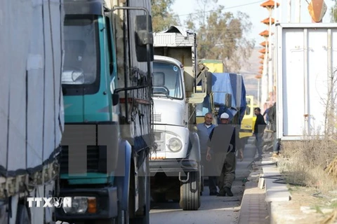 Đoàn xe chở hàng hóa cứu trợ của Liên hợp quốc tới khu vực thị trấn Moadimayet al-Sham, ngoại ô thủ đô Damascus của Syria ngày 17/2. (Nguồn: AFP/TTXVN)