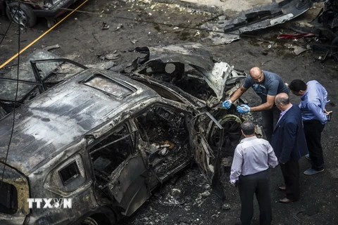 Hiện trường vụ đánh bom xe sát hạt Tổng Công tố Ai Cập Hisham Barakat ngày 29/6/2015. (Nguồn: AFP/TTXVN) 